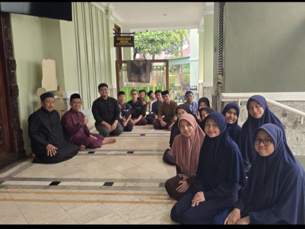 Masjid An Nur Pamulang Permai 1 Bekerjasama dengan Remaja Masjid Daruttauhid Ciputat Bersinergi dalam "Sapu Masjid"